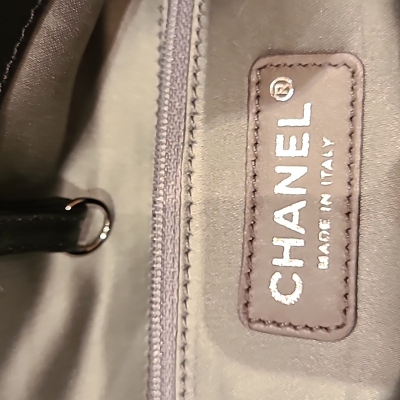 Gorgeous CHANEL handbag w/ large CC logo. Black shiny leather monili metal trim - Picture 9 of 16